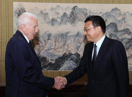 Chinese Vice Premier Li Keqiang (R) meets with Jose Ramon Fernandez Alvarez, vice president of the Cuban Council of Ministers and also president of the Cuban Olympic Committee, in Beijing on August 21, 2008.