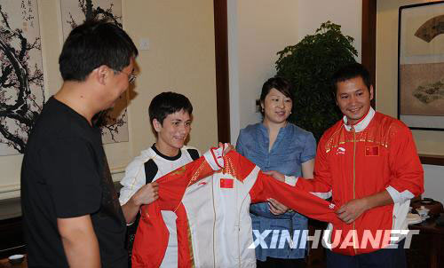 Oksana Chusovitina also receives Li Ning sportswear as gift on Thursday, August 21, 2008. [Photo: Xinhuanet]