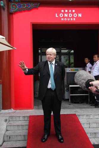 London Mayor Boris Johnson arrives at London House for a press conference Thursday. Johnson will receive the Olympic host flag from Jacques Rogge, chairman of the International Olympic Committee, at the closing ceremony of the Beijing 2008 Olympic Games on the evening of August 24. [Photo: CRIENGLISH.com]