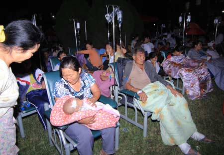 Injured people get treatment after an earthquake measuring 5.9 on the Richter scale jolted Yingjiang County, Dehong Dai-Jinpo Autonomous Prefecture, in southwest China's Yunnan Province, at 8:24 p.m. on Thursday. (Xinhua Photo)