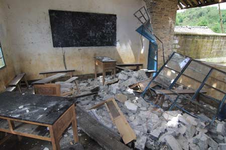 Photo taken on Aug. 20 shows a classroom damaged by a tremor at Caozhai Village in Yingjiang County of Dehong Dai and Jingpo Autonomous Prefecture, southwest China's Yunnan Province. (Xinhua Photo)