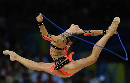 Neta Rivkin of Israel competes during the rope contest of individual all-around qualification of Beijing Olympic Games gymnastics rhythmic event in Beijing, China, Aug. 21, 2008. [Chen Min/Xinhua]