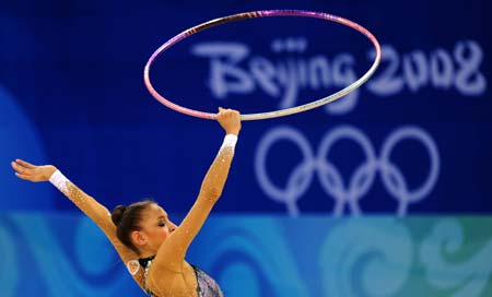 Evgeniya Kanaeva of Russia competes during the hoop contest of individual all-around qualification of Beijing Olympic Games gymnastics rhythmic event in Beijing, China, Aug. 21, 2008. [Chen Min/Xinhua]