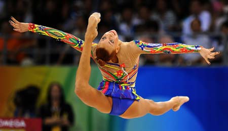 Natalia Godunko of Ukraine competes during the rope contest of individual all-around qualification of Beijing Olympic Games gymnastics rhythmic event in Beijing, China, Aug. 21, 2008. [Chen Min/Xinhua] 