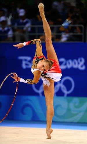 Inna Zhukova of Belarus competes during the hoop contest of individual all-around qualification of Beijing Olympic Games gymnastics rhythmic event in Beijing, China, Aug. 21, 2008. [Chen Min/Xinhua]