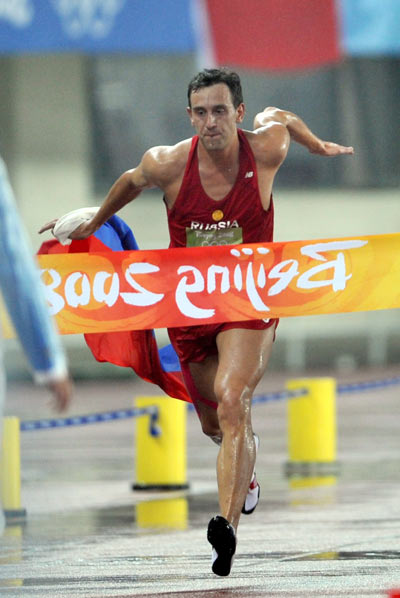 Andrey Moiseev of Russia runs towards the finishing line in men's modern pentathlon of the Beijing 2008 Olympic Games in Beijing, China, Aug 21, 2008. [Xinhua] 
