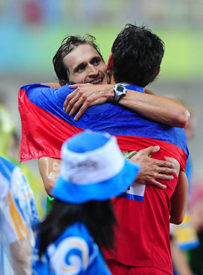 Andrei Moiseev (front) hugs with Edvinas Krungolcas in men's modern pentathlon of the Beijing 2008 Olympic Games in Beijing, China, Aug 21, 2008. [Xinhua] 