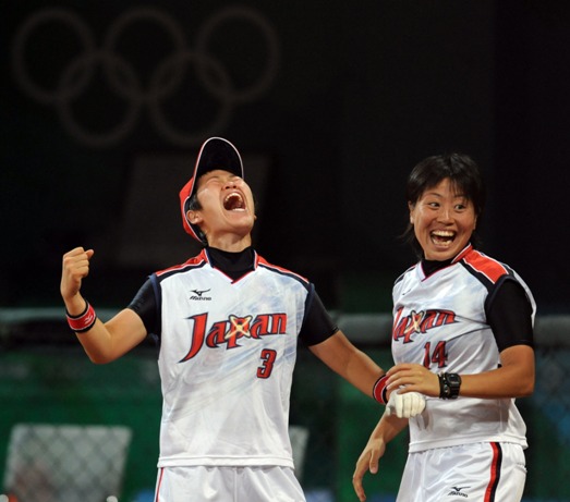 Japan downs USA by 3-1 in softball final thus obtains the gold for this event. After the victory celebration ceremony, players of both team make a '2016' pattern with the balls, wishing this event, which is planned to miss the 2012 London Games, will make its return in 2016 Olympics. [Xinhua]