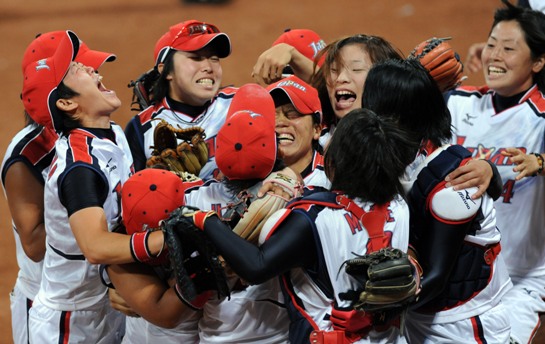 Japan downs USA by 3-1 in softball final thus obtains the gold for this event. After the victory celebration ceremony, players of both team make a '2016' pattern with the balls, wishing this event, which is planned to miss the 2012 London Games, will make its return in 2016 Olympics. [Xinhua]