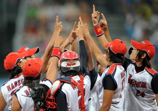Japan downs USA by 3-1 in softball final thus obtains the gold for this event. After the victory celebration ceremony, players of both team make a '2016' pattern with the balls, wishing this event, which is planned to miss the 2012 London Games, will make its return in 2016 Olympics. [Xinhua]