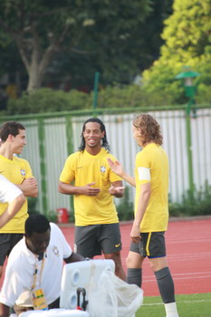 Ronaldinho talking with teammates during training. Brazil will play Belgium for the soccer bronze medal on Friday at 19:00 Beijing Time. [Xiang Bin/China.org.cn]