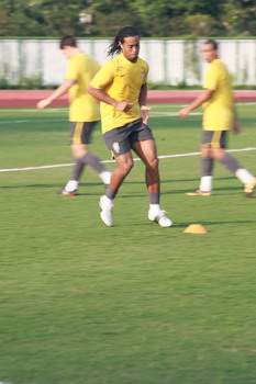 Ronaldinho warms up. Brazil will play Belgium for the soccer bronze medal on Friday at 19:00 Beijing Time. [Xiang Bin/China.org.cn]