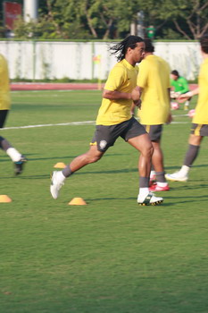 Ronaldinho warms up. Brazil will fight against Belgium for a bronze medal tomorrow. [Xiang Bin/China.org.cn]