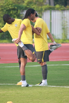 Ronaldinho warms up. Brazil will play Belgium for the soccer bronze medal on Friday at 19:00 Beijing Time. [Xiang Bin/China.org.cn]