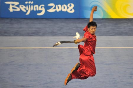 Hsiao Yung-Sheng of Chinese Taipei performs during men's Daoshu (broadsword play) of the Beijing 2008 Wushu Competition in Beijing, China, Aug. 21, 2008. Hsiao Yung-Sheng ranked 7th in men's Daoshu competition with a score of 9.50. (Xinhua/Liu Lihang)