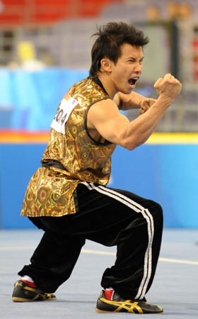 Pui Fook Chien of Malaysia performs during men's Nanquan (southern fist) of the Beijing 2008 Wushu Competition in Beijing, China, Aug. 21, 2008. Pui Fook Chien ranked 2nd in men's Nanquan competition with a score of 9.72. (Xinhua/Chen Yehua)