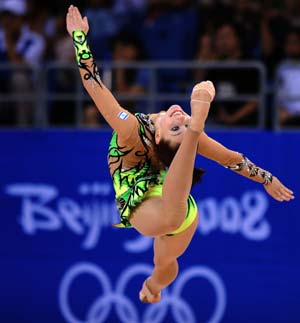  Irina Risenzon of Israel competes during the rope contest of individual all-around qualification of Beijing Olympic Games gymnastics rhythmic event in Beijing, China, Aug. 21, 2008. (Xinhua/Cheng Min)