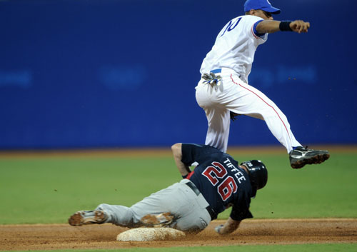 Cuba stunned the United States 10:2 Friday to enter the gold medal match of the Beijing Olympic baseball tournament. 