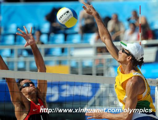 Emanuel Rego (R) of Brazil spikes the ball during the beach volleyball bronze medal match at the Beijing Olympic Games in Beijing, China, Aug. 22, 2008.[Gaesang Dawa/Xinhua]