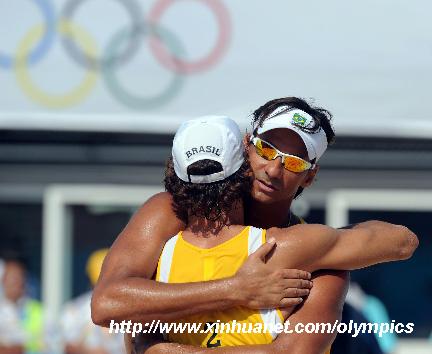Ricardo Santos (R) and Emanuel Rego of Brazil embrace each other after the beach volleyball bronze medal match at the Beijing Olympic Games in Beijing, China, Aug. 22, 2008. [Gaesang Dawa/Xinhua]