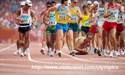 Germany's Andre Hohne falls down during men's 50km walk at the National Stadium, also known as the Bird's Nest, during Beijing 2008 Olympic Games in Beijing, China, Aug. 22, 2008. [Guo Dayue/Xinhua] 