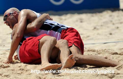 Philip Dalhausser and Todd Rogers of the United States celebrate after the beach volleyball gold medal match at the Beijing Olympic Games in Beijing, China, Aug. 22, 2008. [Gaesang Dawa/Xinhua]
