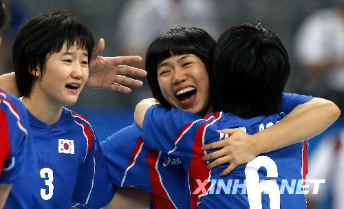 South Korea won the bronze at the Beijing Olympics women's handball on Saturday by defeating Hungary 33-28.