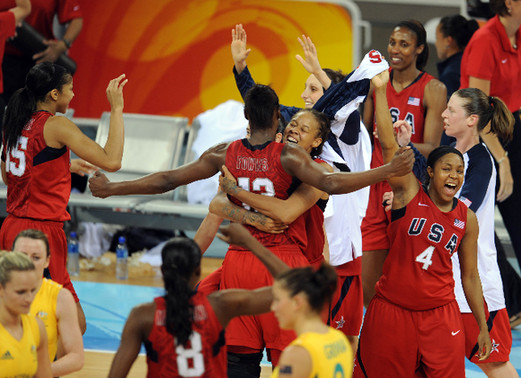 The US women's baketball team celebrated their victory for the gold medal on August 23, 2008. [Xinhua]