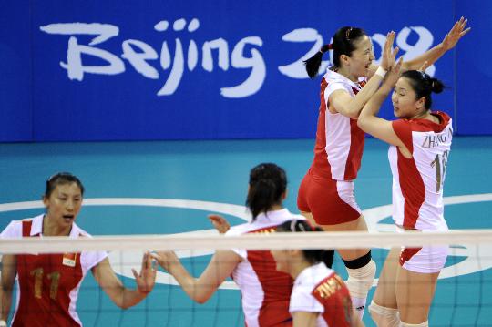 The Chinese Women's Volleyball team, Athens 2004 champion, has reached the Olympic podium again, beating Cuba 25-16, 21-25, 25-13, 25-20 to win bronze in Beijing.