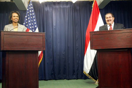US Secretary of State Condoleezza Rice (L) hold a joint news conference with Iraqi Foreign Minister Hoshiyar Zebari (R) in the heavy fortified Green Zone in Baghdad August 21, 2008. (Xinhua/Reuters Photo)