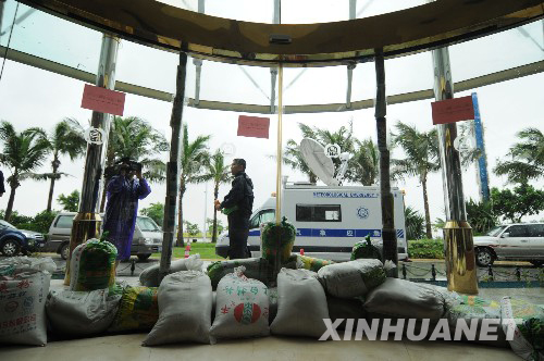 The Zhuhia Hotel in Guangdong Province use sandbags to fix its main gate on August 22. Tropical storm Nuri made landfall in Nanlang Town, Zhongshan City, of the southern Guangdong Province at 10:10 PM on Friday, packing winds of up to force-10, or 90 km per hour. 