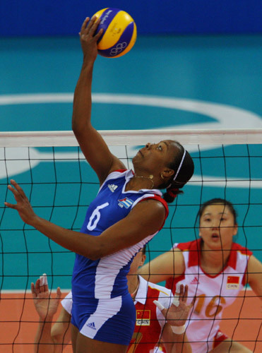 The Chinese Women's Volleyball team, Athens 2004 champion, has reached the Olympic podium again, beating Cuba 25-16, 21-25, 25-13, 25-20 to win bronze in Beijing.