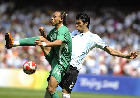 Ezequiel Garay (R) of Argentina vies for the ball during the men's gold match of football event between Nigeria and Argentina at Beijing 2008 Olympic Games in the National Stadium, known as the Bird's Nest, in Beijing, China, Aug. 23, 2008. Argentina beat Nigeria 1-0 and claimed the title in this event.(Xinhua Photo)