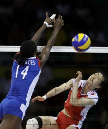 The Chinese Women's Volleyball team, Athens 2004 champion, has reached the Olympic podium again, beating Cuba 25-16, 21-25, 25-13, 25-20 to win bronze in Beijing.