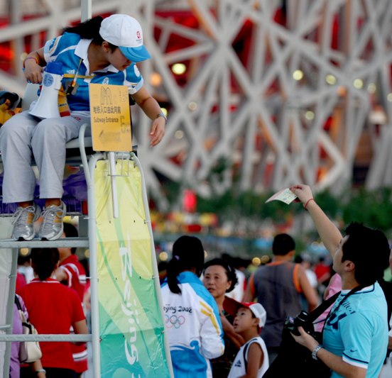 Volunteers serving the Games in and out of the competition venues during the Olympics receive very high recognition from tourists from both home and abroad. [Xinhua]