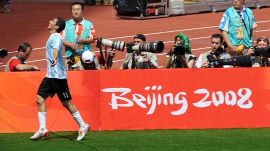 Argentine men's football team beats Nigeria in the Olympic men's football final held in Beijng on August 23 with talented winger Angel di Maria's goal during the second half. Brazil beat Belgium and got the bronze medal yesterday. [Xinhua]