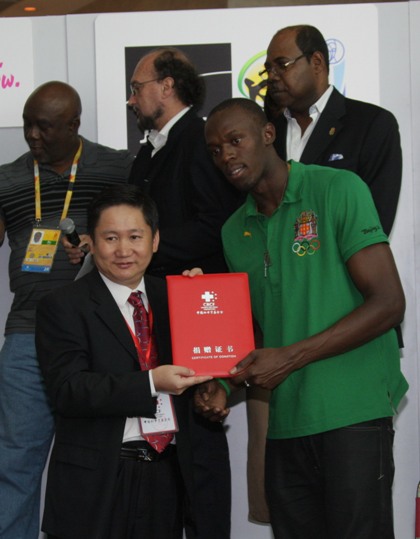 Bolt accepts Certificate of Donation from CRCF. The winner of 3 Olympic gold donates 5 million USD through China Redcros on August 23. He wishes the children in the disaster affected region to retain their smile and he also invites 6 children from the region to his hometown Jamaica for a tour. [china.org.cn]