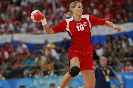 Gro Hammerseng of Norway shoots during the women's gold medal match of handball event between Norway and Russia at Beijing 2008 Olympic Games in Beijing, China, Aug. 23, 2008. Norway beat Russia and claimed the title in this event. (Xinhua/Cai Yang)