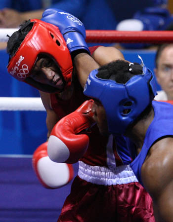  Felix Diaz (blue) of Dominican Rep. competes during Men's Light Welter (64kg) Final Bout between Felix Diaz of Dominican Rep. and Manus Boonjumnong of Thailand of Beijing 2008 Olympic Games boxing event at Workers' Gymnasium in Beijing, China, Aug. 23, 2008. Felix Diaz defeated Manus Boonjumnong, and won the gold medal of the event. (Xinhua/Lu Mingxiang)