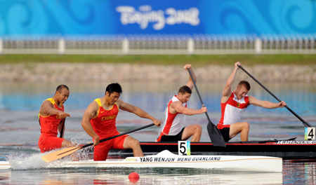 Meng Guanliang and Yang Wenjun of China compete in the men's canoe double (C2) 500m final at Beijing 2008 Olympic Games in the Shunyi Rowing-Canoeing Park in Beijing, China, Aug. 23, 2008. They won the gold medal. [Jiang Enyu/Xinhua]