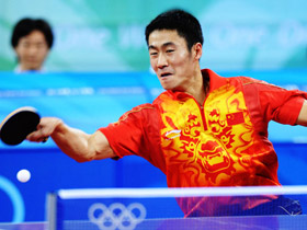 Chinese Wang Liqin beat Swedish veteran Jorgen Persson 4-0 (13-11, 11-2, 11-5, 11-9) to win the men's singles bronze medal at the Olympic table tennis tournament on Saturday.