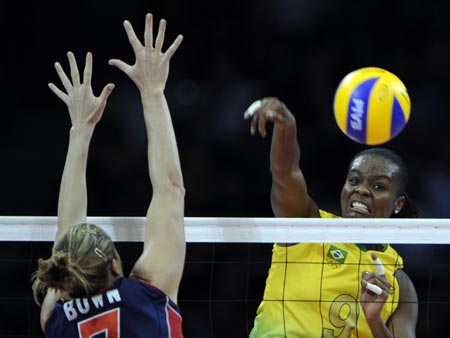 Sheilla Castro (L) of Brazil spikes the ball during the women's volleyball gold medal match at the Beijing Olympic Games in Beijing, China, Aug. 23, 2008. Brazil beat the United States 3-1 and won the gold. [Xinhua] 