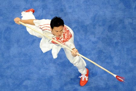 Nguyen Huy Rhanh of Vietnam performs in the men's Qiangshu competition of Beijing 2008 Wushu tournament, in Beijing, China, Aug. 23, 2008. He ranked second in the event with 9.66 points. [Xinhua]