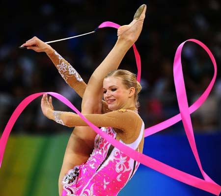 Olga Kapranova of Russia competes with the clubs during the individual all-round final at the Beijing 2008 Olympic Games rhythmic gymnastics event in Beijing, China, Aug. 23, 2008. Olga Kapranova ranked 4th in the event.[Xinhua]