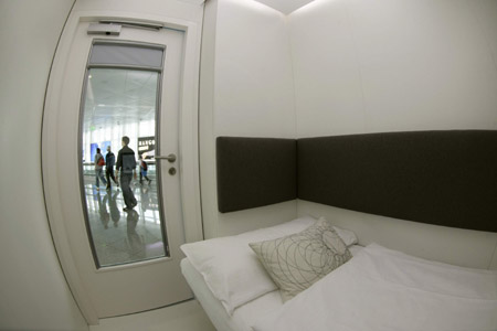 A sleeping cabin, or so-called 'Napcab' is pictured at Terminal 2 of Munich's airport August 22, 2008. [Photo: China Daily/Agencies] 