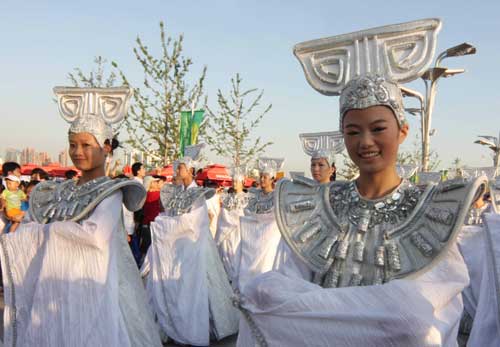 Dancers perform around the Olympic Green, north of Beijing on August 22, 2008. Performances brought by artists home and abroad have been staged in the Olympic Green during the Beijing Games. [Xinhua] 