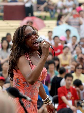 A singer performs around the Olympic Green north of Beijng, China, August 20, 2008. Performances brought by artists home and abroad have been staged in the Olympic Green during the Beijing Games. [Xinhua] 