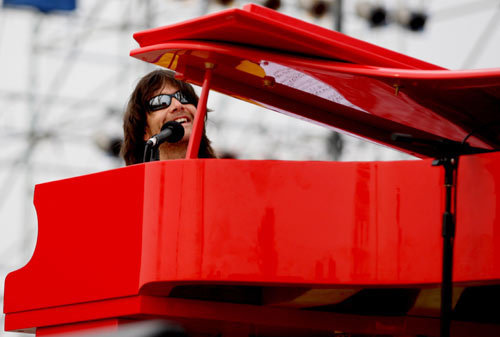 A singer performs around the Olympic Park north of Beijing on August 20, 2008. Performances brought by artists home and abroad have been staged in the Olympic Green during the Beijing Games. [Xinhua] 