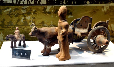 An earthen ox cart is shown at the Ningxia Transportation Museum in Yinchuan, capital of northwest China's Ningxia Hui Autonomous Region, August 22, 2008. [Xinhua] 