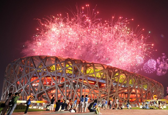 Display of fireworks above the Bird&apos;s Nest. The Beijing 2008 Olympic Games is a grand celebration of sport, peace and friendship, said chief organizer Liu Qi at the closing ceremony of the Games held in the National Stadium in north Beijing on August 24. [Xinhua]
